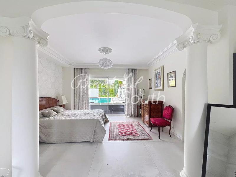 Villa - 300 m² - 7 pièces