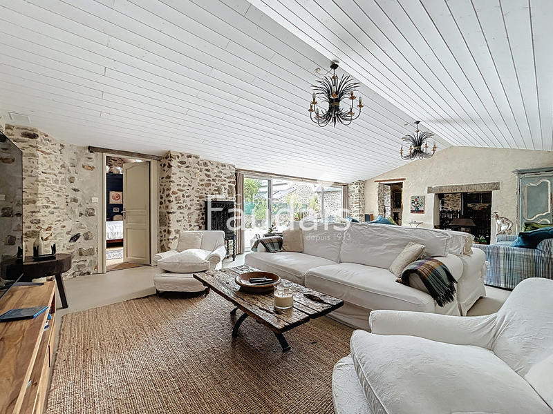 Maison - 277 m² - 8 pièces