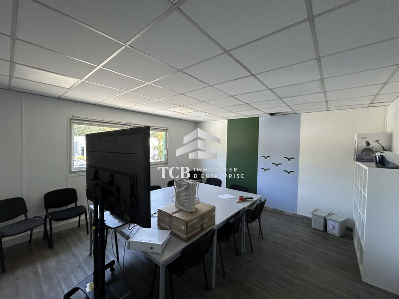 Local d'activités - 916 m²