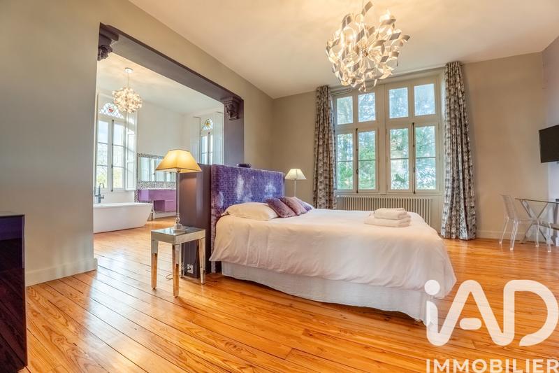 Maison - 890 m² - 18 pièces