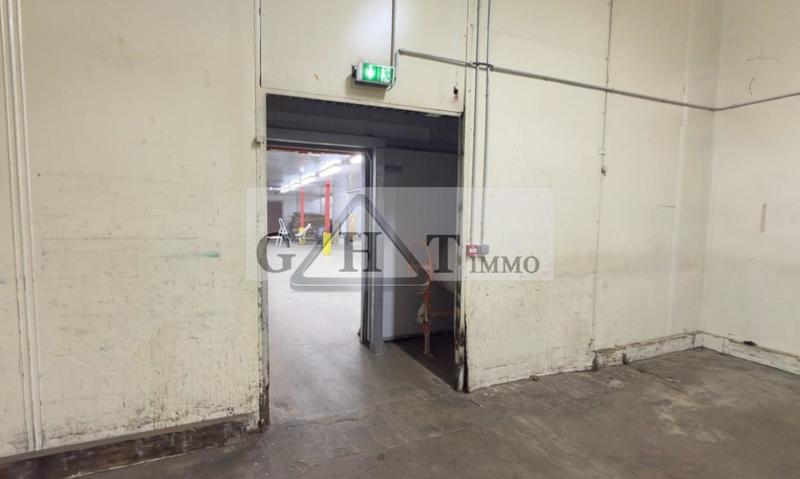 Entrepôt - 1 965 m²