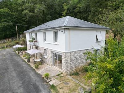 Maison - 217 m² - 11 pièces