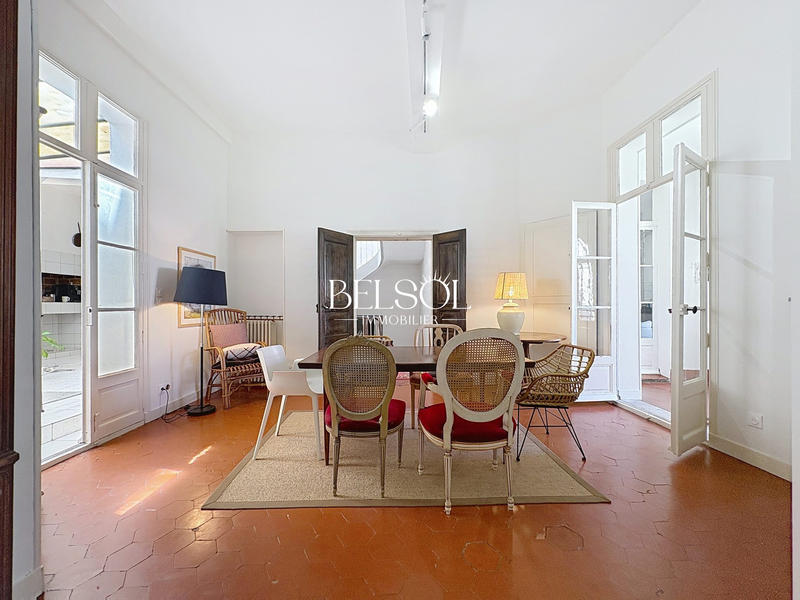 Maison - 300 m² - 8 pièces