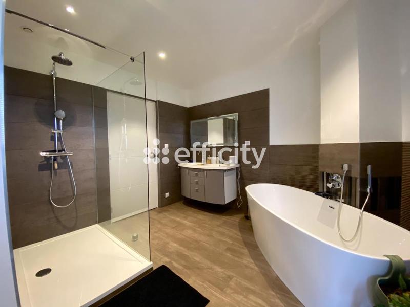 Pavillon - 270 m² - 5 pièces