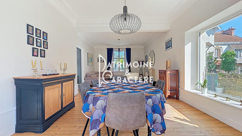 Maison - 213 m² - 11 pièces