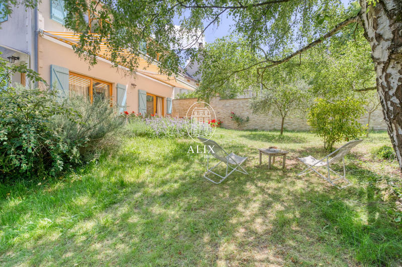 Maison traditionnelle - 209 m² - 10 pièces