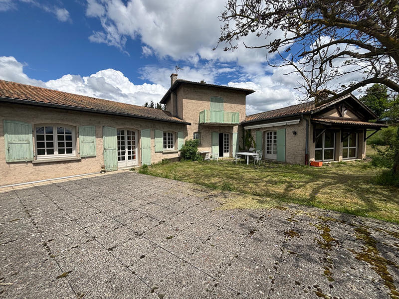 Maison - 235 m² - 9 pièces