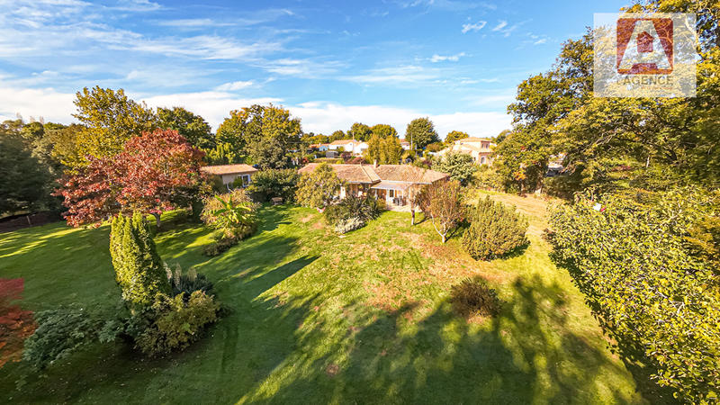 Maison - 235 m² - 8 pièces