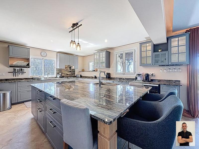 Maison - 205 m² - 5 pièces