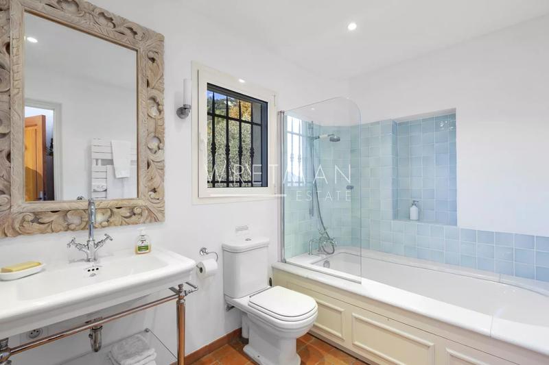 Maison - 240 m² - 6 pièces