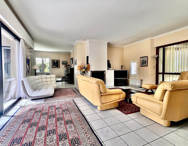 Maison - 210 m² - 6 pièces