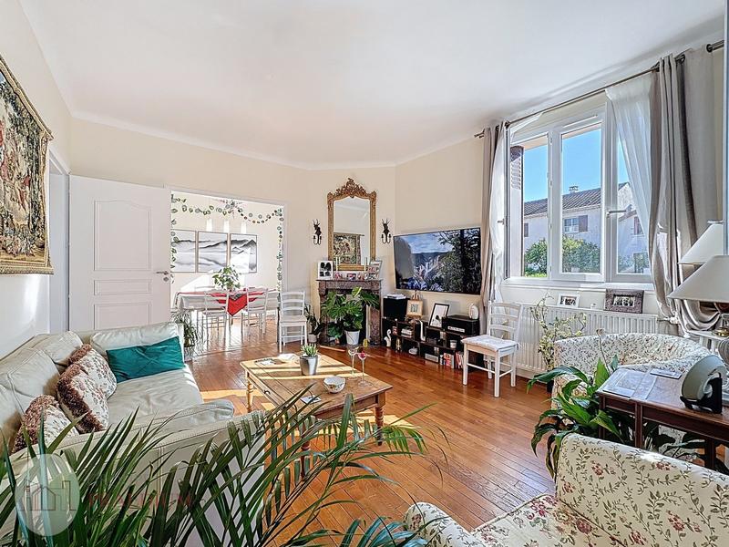 Maison - 203 m² - 9 pièces