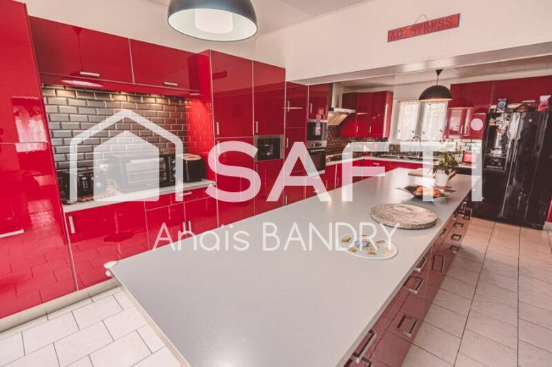 Maison - 248 m² - 9 pièces