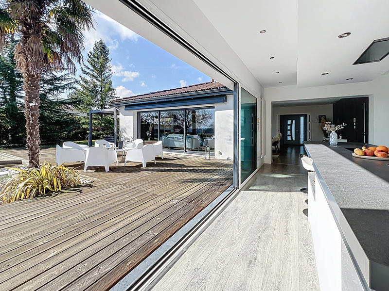 Maison - 222 m² - 6 pièces