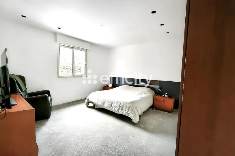 Maison - 234 m² - 8 pièces