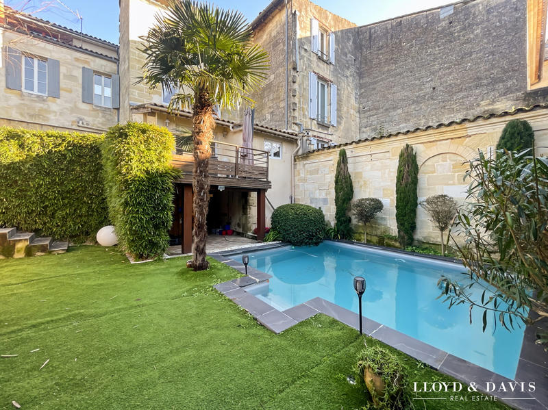 Maison - 220 m² - 9 pièces