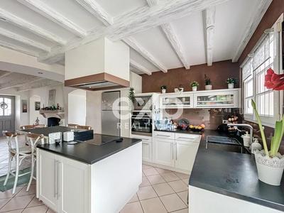 Maison - 235 m² - 8 pièces
