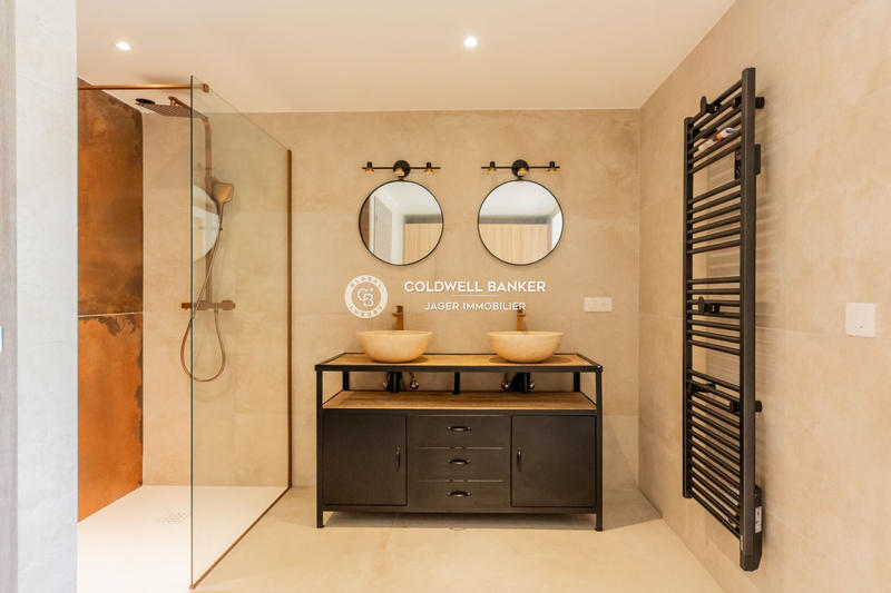 Maison - 270 m² - 5 pièces