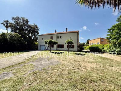 Maison - 225 m² - 12 pièces