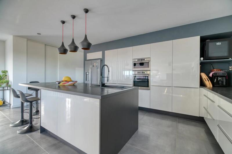 Maison - 220 m² - 7 pièces