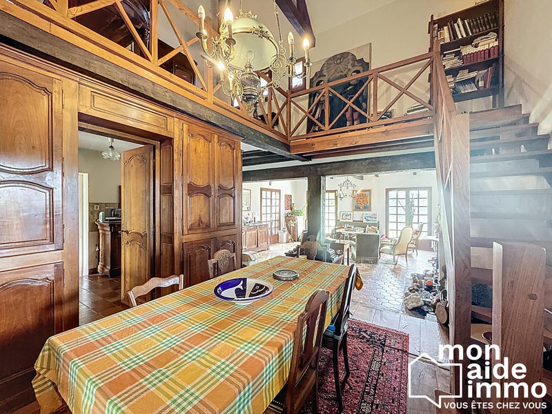 Maison - 240 m² - 8 pièces