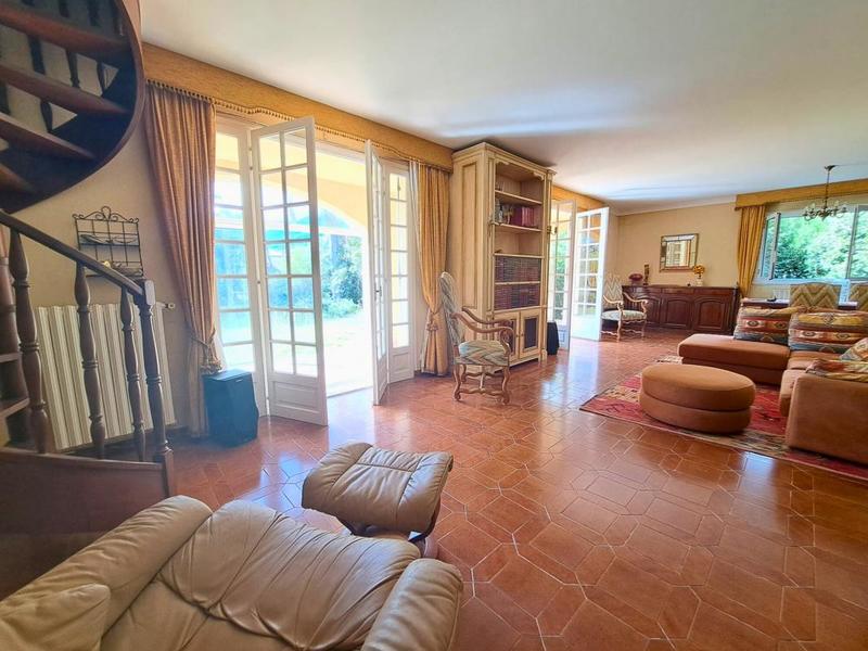 Maison - 180 m² - 9 pièces