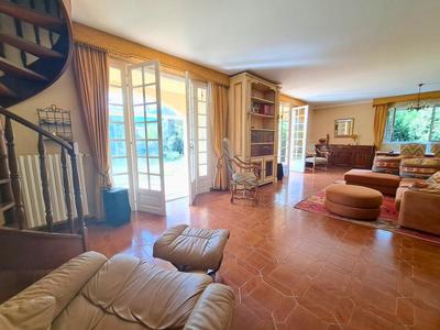 Maison - 180 m² - 9 pièces