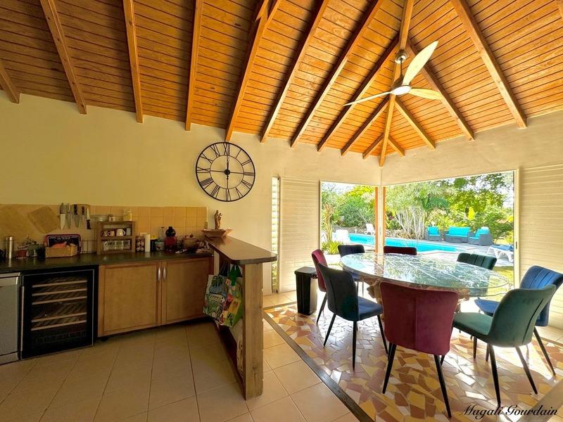 Propriété - 210 m² - 10 pièces