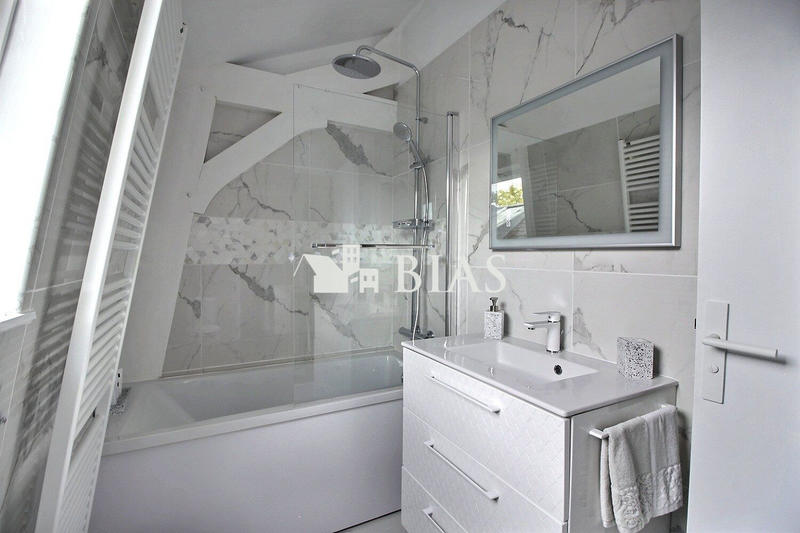 Maison - 225 m² - 8 pièces