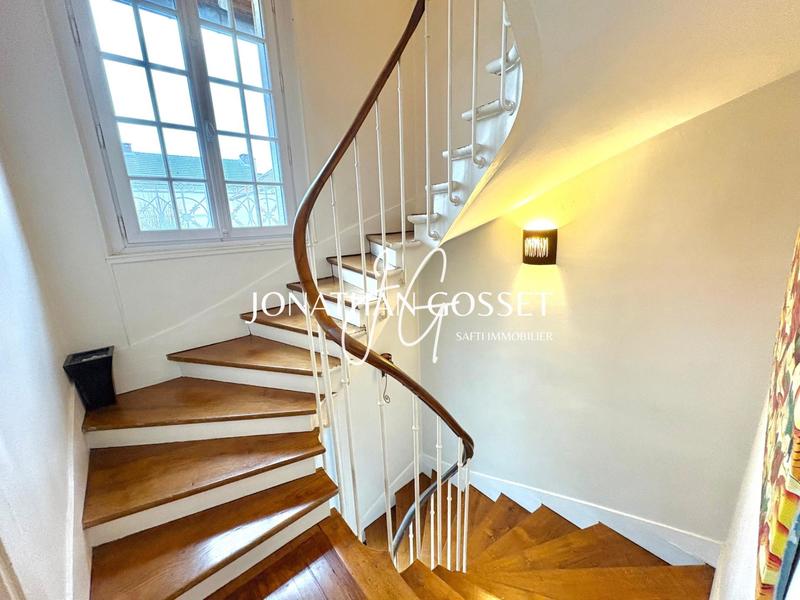 Maison - 247 m² - 10 pièces