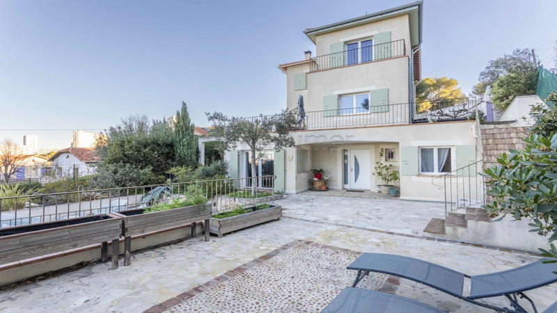 Maison - 250 m² - 9 pièces