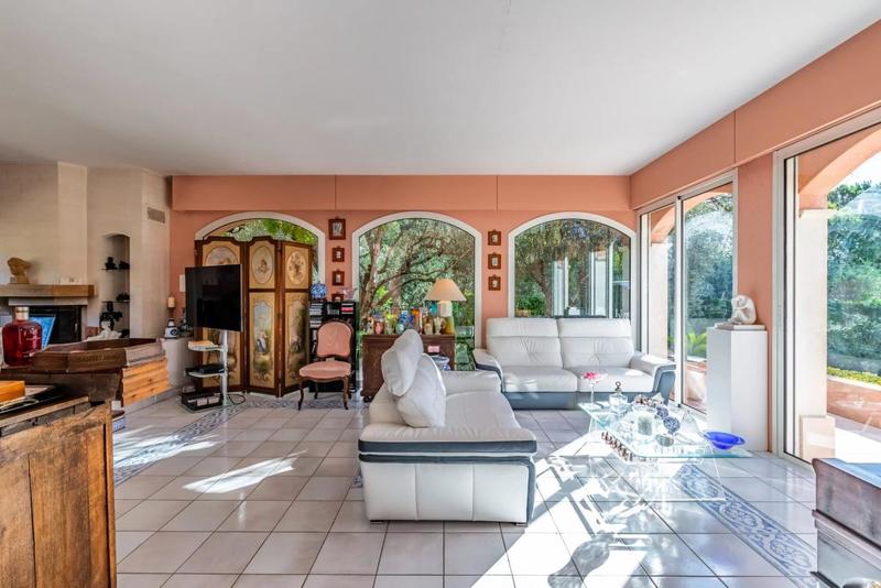 Propriété - 310 m² - 6 pièces