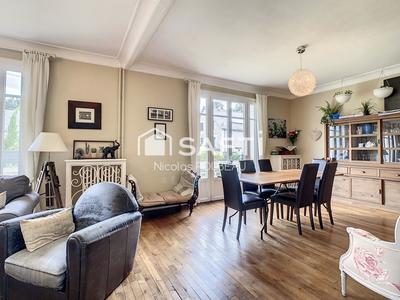 Maison - 240 m² - 9 pièces