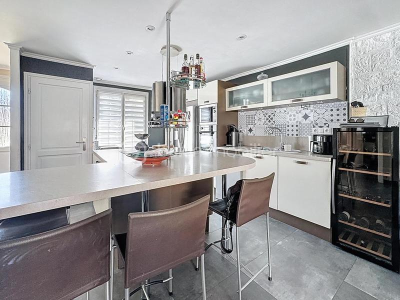 Maison traditionnelle - 143 m² - 8 pièces