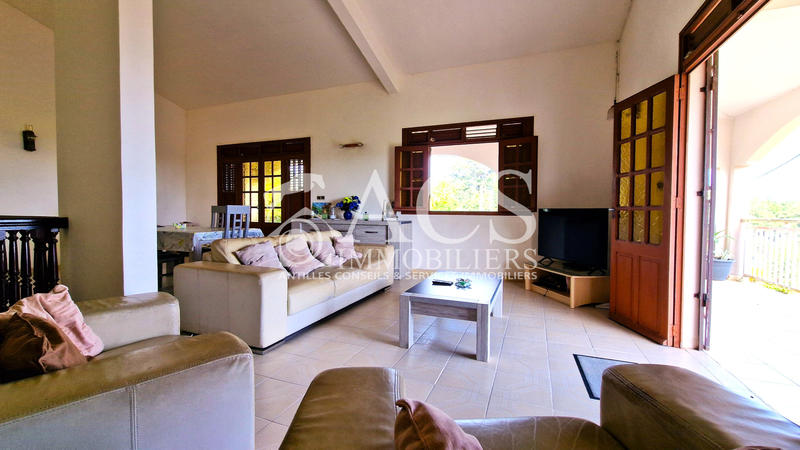 Maison - 238 m² - 9 pièces