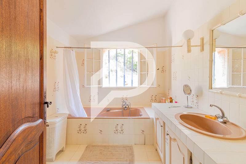 Maison - 380 m² - 10 pièces