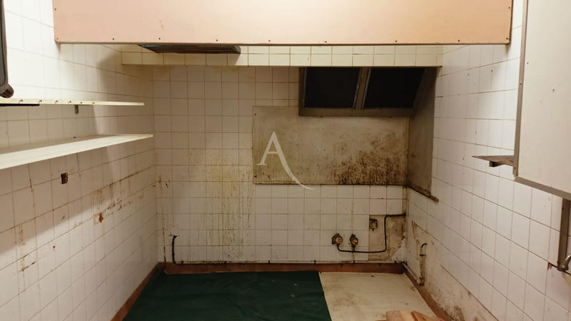 Local commercial - 90 m² - 4 pièces