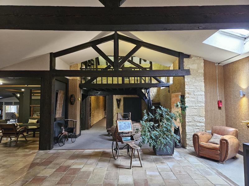 Maison - 1 700 m² - 45 pièces