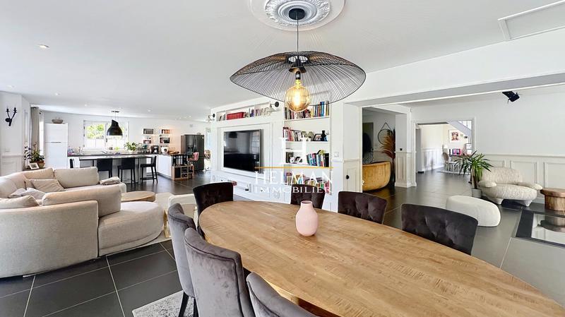 Maison - 344 m² - 12 pièces