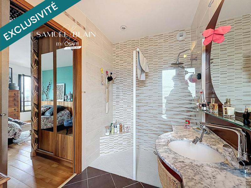 Maison - 240 m² - 10 pièces