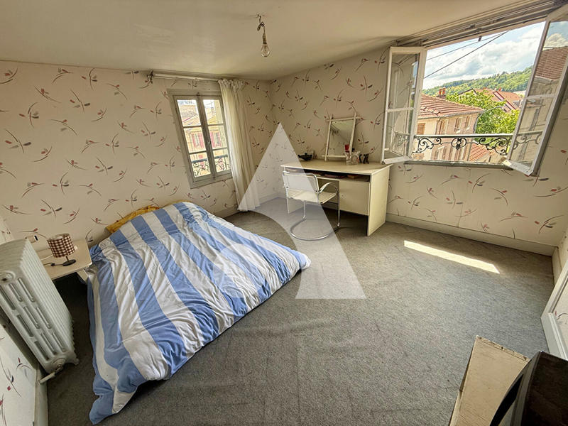 Maison - 215 m² - 9 pièces