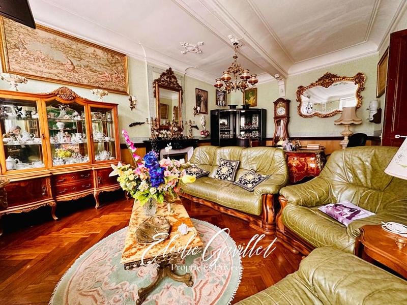 Maison - 313 m² - 12 pièces