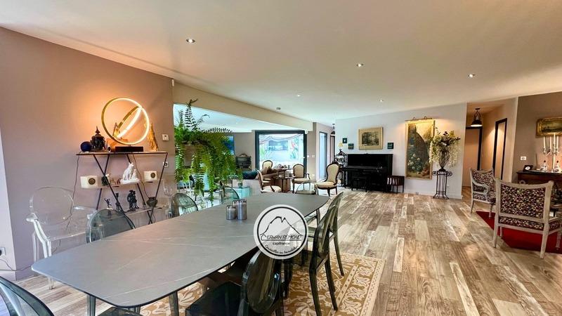 Maison - 212 m² - 6 pièces