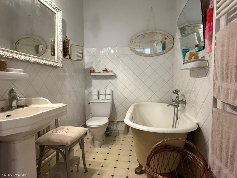 Maison - 230 m² - 8 pièces