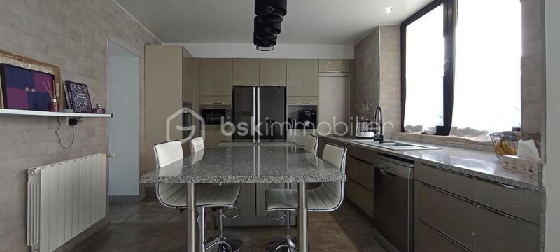 Maison - 247 m² - 8 pièces