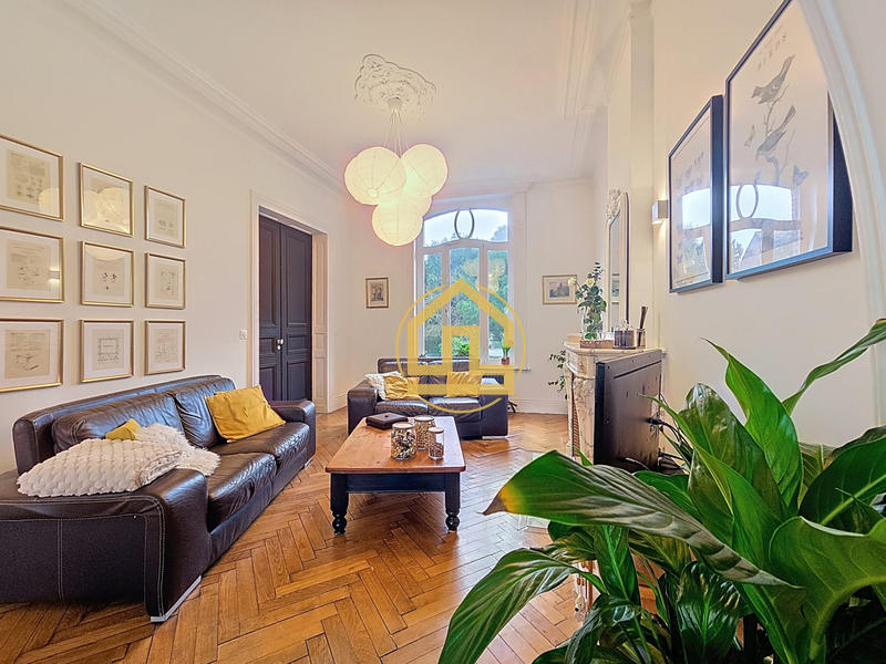 Maison - 275 m² - 10 pièces