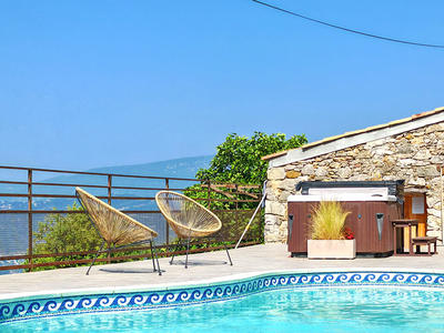 Maison - 180 m² - 9 pièces