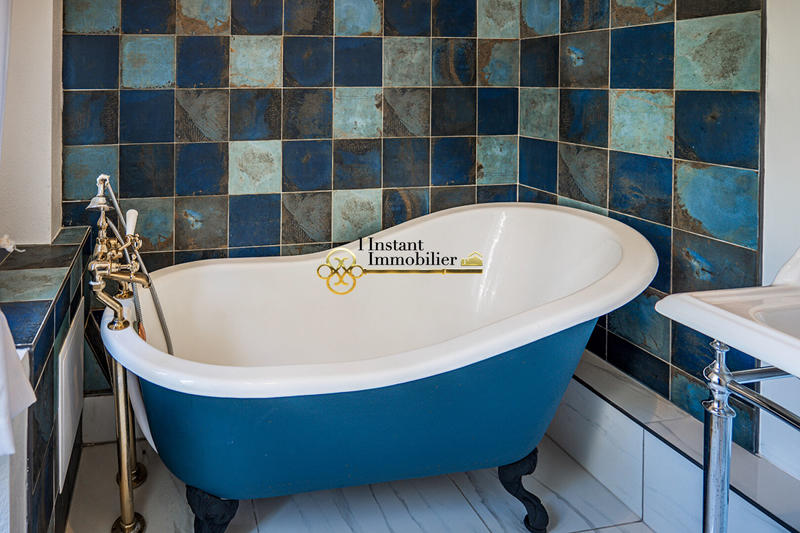 Demeure - 185 m² - 11 pièces