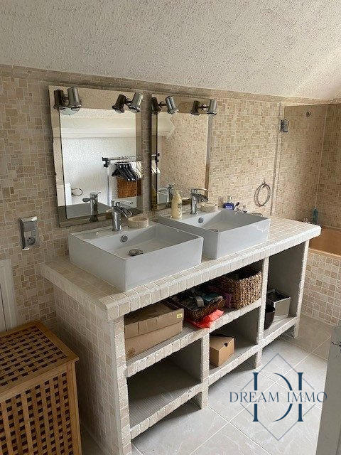 Maison - 270 m² - 10 pièces