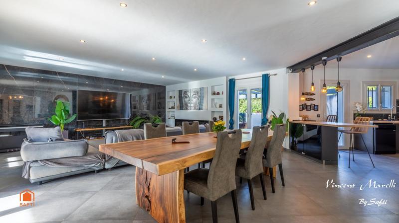 Maison - 248 m² - 10 pièces